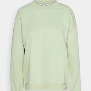 Grön sweatshirt - En grön sweatshirt från Monki! Färgen på tröjan är svår att fånga på bild, i vissa ljus uppfattas den som mörk och i andra som ljusare. Nyskick, endast använd en gång💕