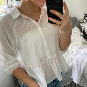 Gullig blus - Super gullig blus men har redan flera liknande blusar, därför säljs den. Startbud 59kr+ frakt💕