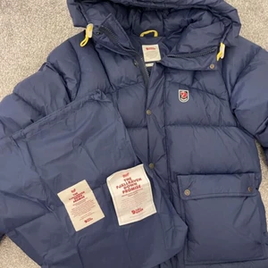 Fjällräven jacka - Intressekoll!!! Är inte säker om jag vill sälja den här ännu men buda gärna och ifall det är ett bra pris säljer jag, köpte den förra vintern! 