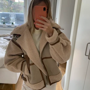 Mysig höst/vinterjacka - Såå mysig jacka nu i höst o vinter! Bikermodell/teddyjacka! Från zara, nypris 999. Från förra året så går inte att köpa längre. Sparsamt använd så i princip nyskick💘 budgivning privat & försöker svara på alla så snabbt som möjligt