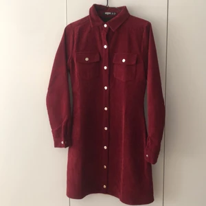 Klänning - Absolut älskar denna klänning i Manchester material ifrån missguided dock enbart fått användning för den 1 gång så den behöver ett mer kärleksfullt hem!