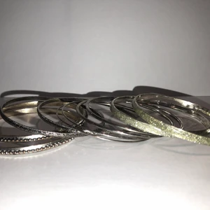 Armband  - Super söta och fina armband i stål med två turkos armband till. Detta kommer i ett paketpris ihop! ”ej separat”