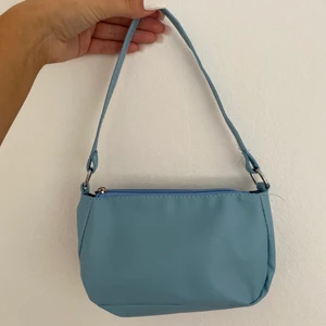 Väska - Liten blå väska som aldrig kommit till användning.