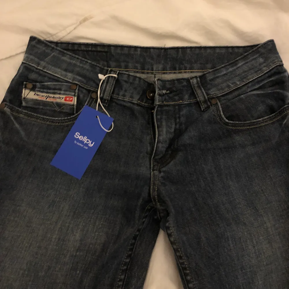 Besstållde ett par lowwaist från sellpy i storlek ”XL”…. dessa var dock suuuupersmå så tippar på att de passar 32/34/36. Asnjas modell och snygg mörkblå färg. Från diesel. Kan mötas/frakta. Jeans & Byxor.