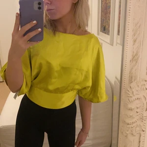Zara topp - Säljer denna fina topp från zara! Den är i en senapsgul färg i ett silkesmaterial (inte äkta silke) och är i storlek xs❤️ superfin, har använt denna endast en gång då denna inte är min stil längre! Den är dessutom öppen i ryggen där bak med knyte❤️