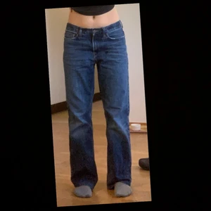 Strait leg jeans  - Ganska bra skick men det finns en liten fläck på byxorna 