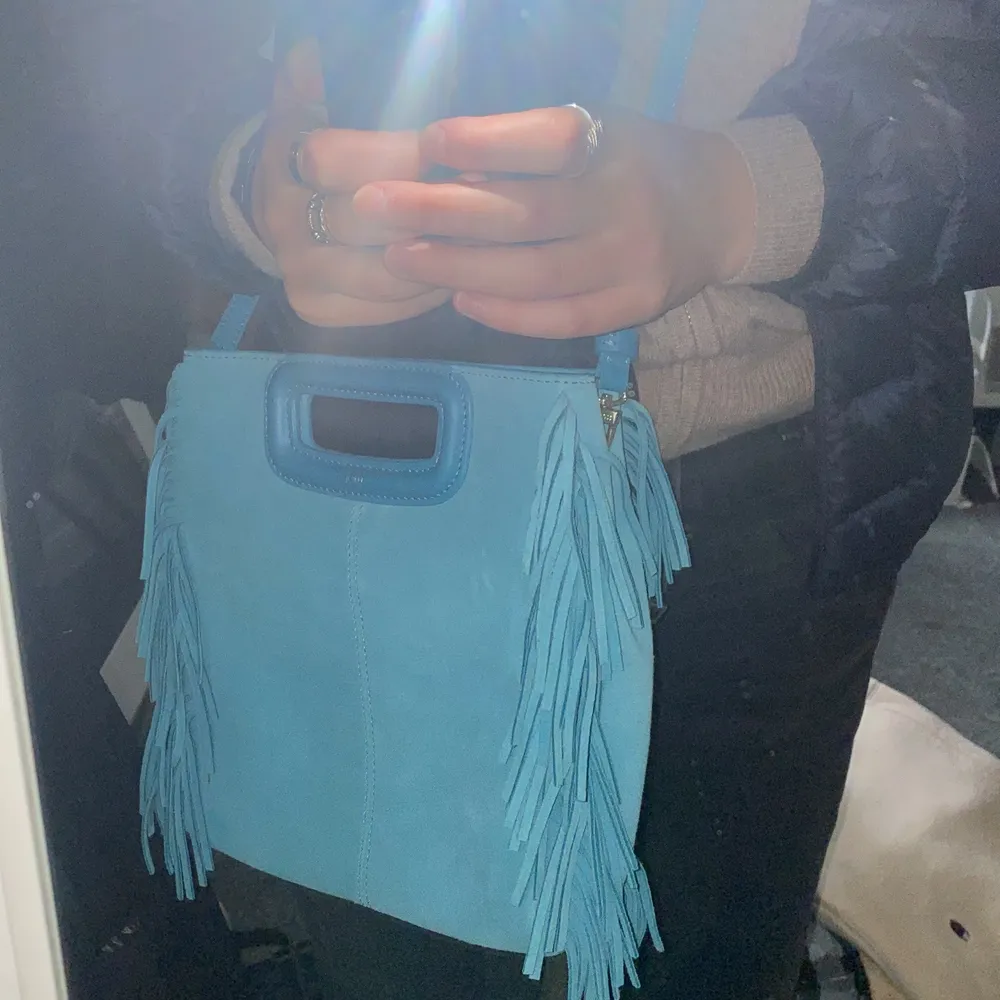 Jag säljer nu en maje väska i en väldigt fin ljusblå färg. Väskan är sparsamt använd.. Väskor.