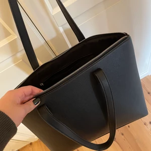 Väska från Even&Odd - En väska i perfekt skick och nästan aldrig använd. Väskan är i passade storlek för en skolväska. Finns inga fel på väskan över huvudtaget och den är mycket rymlig🤩💖 
