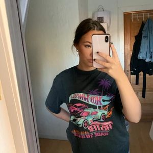 T-shirt storlek xs - Fin t-shirt från Hm köpt förra året men knappt använd, sitter relativt oversized på mig som bär xs/s