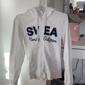 Vit basic tröja - Vit basic tröja ifrån Svea med dragkedja 