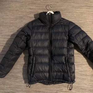 Peak performance jacka - Peak jacka men svart märke i storlek S! Går att spänna längst ner på jackan, fickor utanpå och en innerficka! Ingen luva. Köpt för 2200. Pris: 900 inklusive frakt! Hör av dig för intresse. 