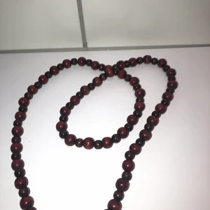Halsband - Halsband i trä kulor