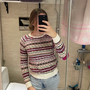 Mysig stickad tröja - Säljer min stickade tröja som blivit för liten.