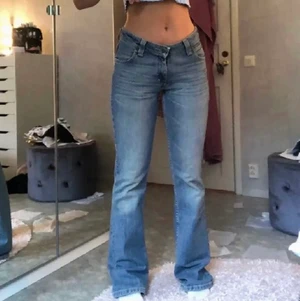 Jeans - Ett par jätte fina lee jeans som tyvärr var för långa för mig o jag är 166. Hör av dig för mer info❤️❤️❤️