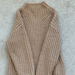 & other stories Stickad tröja  - Jättefin stickad tröja från & other stories knappt använd! 