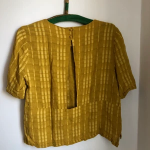 Gul tröja  - Gul Carin Wester tröja med öppen rygg