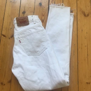 Levis jeans - Säljer nu mina Levis jeans köpa på en vintagebutik. Endast använda vid ett tillfälle! Säljer då de blivit för små för mig. W 31 L 32