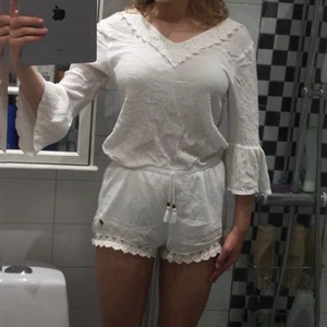 En jumpsuit i stl 36 - En väldigt söt och fin vit jumpsuit med lite olika fina detaljer på armarna❤️❤️❤️