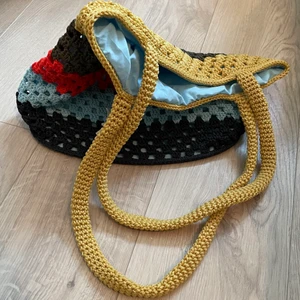 Virkad Strandväska - Färgglad, virkad strandväska med platt botten! Tro det eller ej men denna pärla är köpt på IKEA för några år sedan 🤩