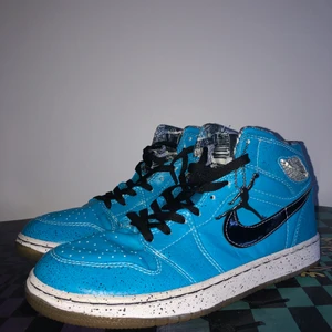 Nike air Jordan 1 ruff n tuff - Säljer nu mina Nike air Jordan 1 för att jag har insett att jag inte kommer kunna växa i de. De är använda runt 2-3 gånger och har Inge repor eller fläckar. Har däremot ingen låda till skon, men de är äkta och har blivit legitcheckade! Storleken är 44 men skulle säga att de är ganska små i modellen och passar en 43, 42 funkar även med en extra sula! Årsmodellen är mellan 2009-2010           ÄKTA!