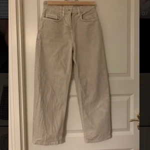 Beige jeans petite - Beige straight leg jeans från ASOS w24 l26.  Använda några enstaka gånger pga blivit för små