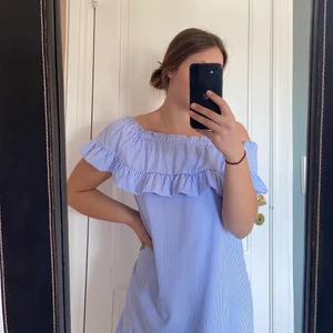 Söt sommarklänning - Väldigt bra skick! I skjortmaterial Skulle säga att den passar S-M 