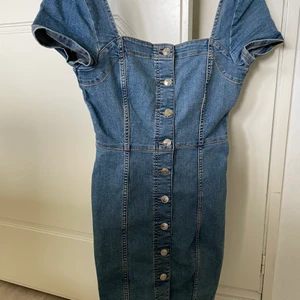 Jeansklänning från H&M 💙 - Säljer denna fina jeansklänningen. Den är använd en gång och jag säljer den för att den inte riktigt passar mig. Den går ner till precis över knäna. Passar perfekt i sommar. Skriv i chatten om du vill ha fler bilder! 💙🌼 Frakt tillkommer i priset!