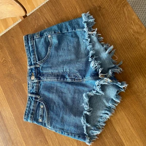 Zara shorts  - Jeansshorts från Zara. Endast använda 1 gång. Säljer pga att de är för små för mig. Köpare står även för frakt. Priset kan diskuteras. 