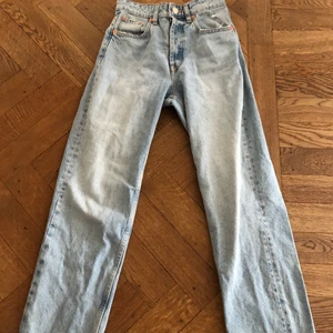 Zara Jeans i storlek 34 - Bra skick då jag bara använt dem 1 gång💞 Säljer dem för 200 kr inkl frakt. Skriv gärna om du har frågor!
