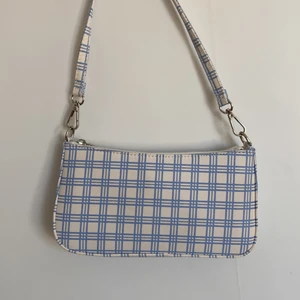 Supersöt axelväska - Säljer denna fina axelväska, då den inte har kommit till användning! Den är helt oanvänd!