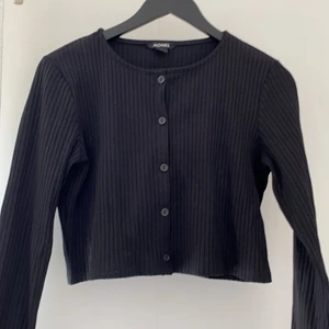 Kofta/topp från Monki - Säljer denna snygga topp/tröja från Monki i storlek S! Säljer då den är för stor för mig och har inte kommit till användning!