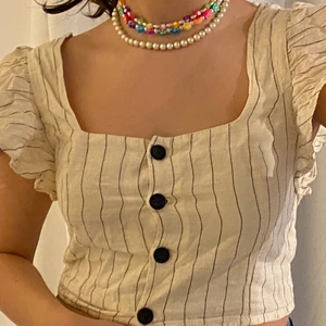 Supersöt beige topp - Jätte gullig topp beige topp med knappar!! Perfekt till sommaren🌼 Strl s/m, har vanligtvis s/m. Köparen står för frakt💕 Hör gärna av er ifall ni har några frågor☺️