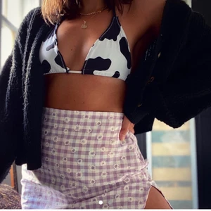 Ko print bikiniöverdel - Säljer denna jätte snygga bikiniöverdel då den var en aning för liten för mig. Köpt på Depop, aldrig använd och bra kvalitet. 