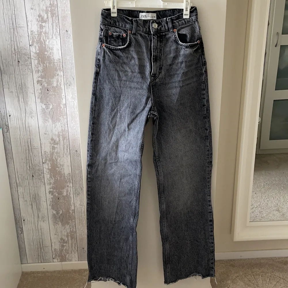 Säljer mina Zara jeans i storlek 36 då dem har blivit för små för mig. Använd ett fåtal gånger men är i fint skick. Köpt för 200kr säljs för 80kr+frakt (köparen står för frakten)😊😊. Jeans & Byxor.