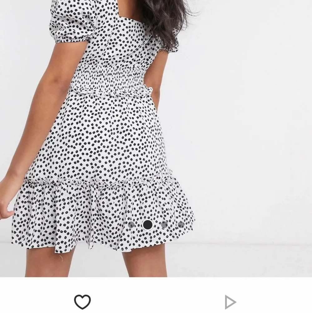 Säljer denna så fina klänningen från missguided. Den ä svartvit med småblommig på sig. Aldrig använd❤️ köparen står för frakt. Klänningar.