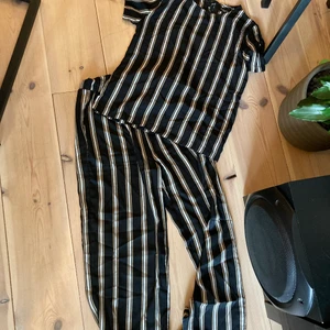 Randigt set - Randigt set i silke.