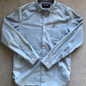 Lyle and scott  - Säljer en Lyle and scott denim herrskjorta i strl M. Sparsamt använd så i mycket fint skick. Mitt pris 200kr + 66kr spårbar frakt med PostNord. 
