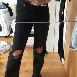 Jeans med hål  - Snygga jeans från Na-kd, de är sparsamt använda o säljer därför för 200kr