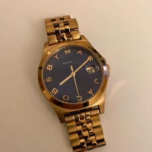 Marc Jacobs klocka - Klocka från Marc Jacobs. Roséguld med mörkblå urtavla och batteriet funkar. Knappt använd så den är som ny! Ordinarie pris var ca 3900kr.
