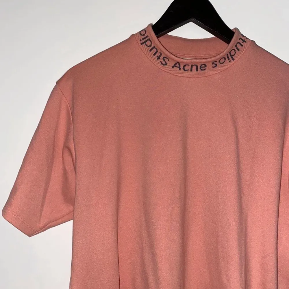 Superfin rosa t-shirt från Acne. Använd men i fint skick. Märkt med storlek XS men passar även mig med storlek M. . T-shirts.