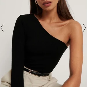 Säljer denna snygga toppen ifrån NAKD - Använd ensams 1 gång! Superskön och snygg men kommer bara inte till användning 