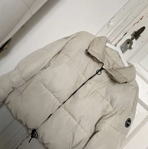 Puffer jacket  - Säljer den här väldigt fina jackan som går att ändra i kragen beroende på hur man vill ha det. Den är endast använd ett fåtal gånger. 