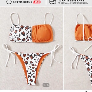 Bikini - Köpt från SHEIN passade tyvärr inte. Provad utanpå kläder tros plasten sitter kvar. Storlek XS men jag brukar passa i det därför skulle jag säga att den är lite liten i storlek! (Om det är fler som vill ha den blir det den första som hörde av sig)