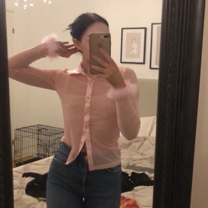 Blus - En mesh blus med fjädrar längst ner på ärmen, 40kr frakt🥰 den är väldigt stretchig i materialet så den passar både xs och s