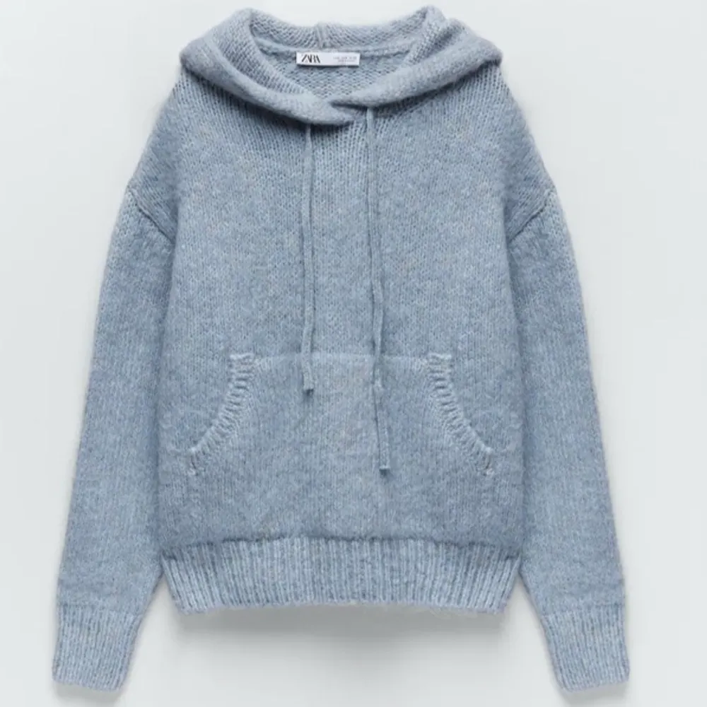 Snygg ljusblå stickad hoodie som är slutsåld på Zara, den är i jättefint skick och är använd Max 2 gånger😊💕den är en oversized modell! BUD:580!. Stickat.