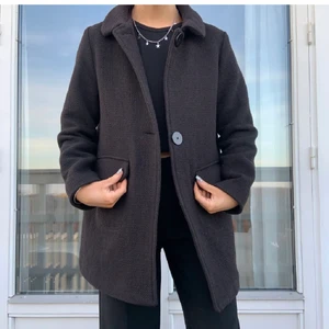 Mörkbrun kappa från Zara  - Kort mörkbrun kappa från Zaras barnavdelning men i största storleken, superfin till vår/sommar. Lånade bilder. 