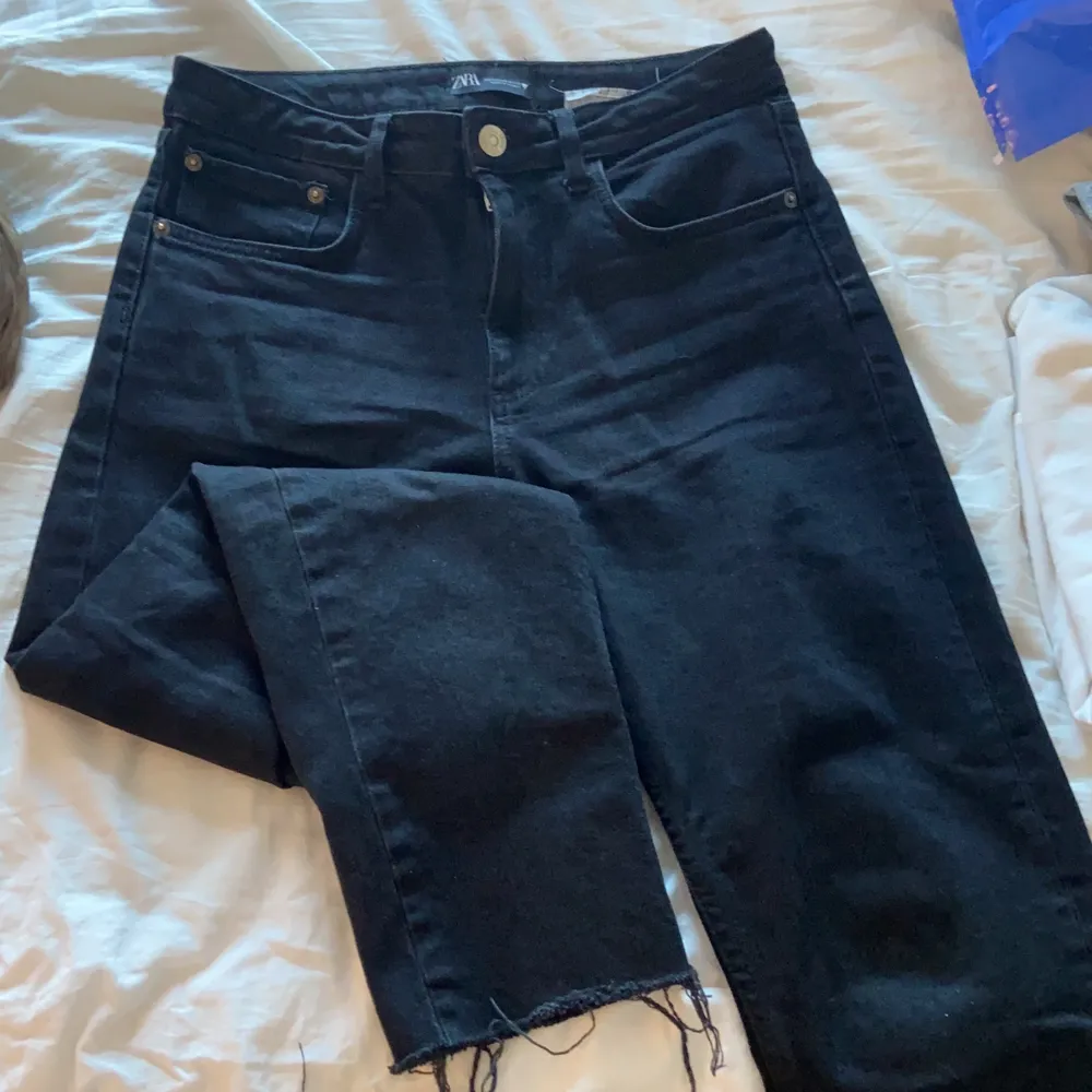 Snygga svarta momjeans från Zara i strl 38 men är mer som en 36a. Ankellånga och slitna nertill.🖤 30 kr frakt . Jeans & Byxor.