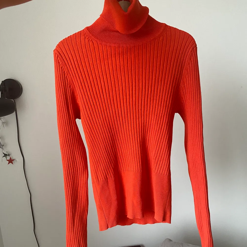 Ribbad polotröja från zara i jättefin orange färg🧡 aldrig använd.  Står ej för eventuell frakt. Frakten blir nog runt 30 kr.. Toppar.