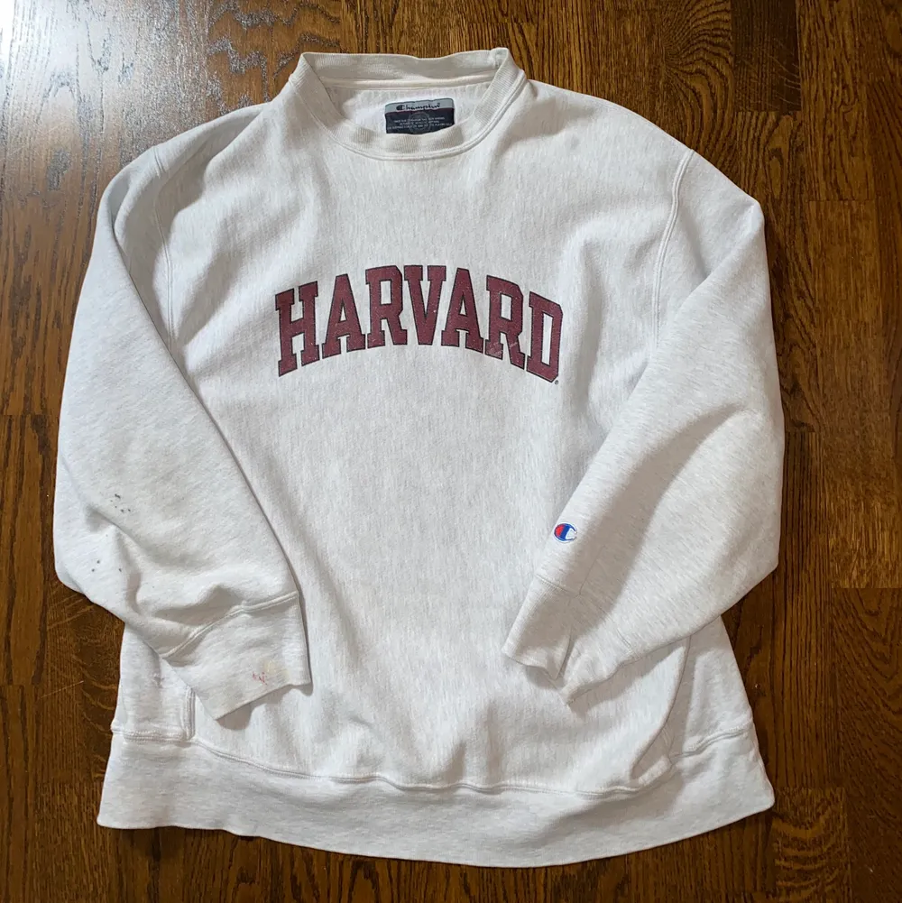 En snygg vintage Harvardsweatshirt i storlek Large. Den sitter bra på mig som är Large men skulle nog sitta mer oversized på någon i storlek medium. Den är köpt från instagram och har några år på nacken men ändå i bra skick!. Tröjor & Koftor.