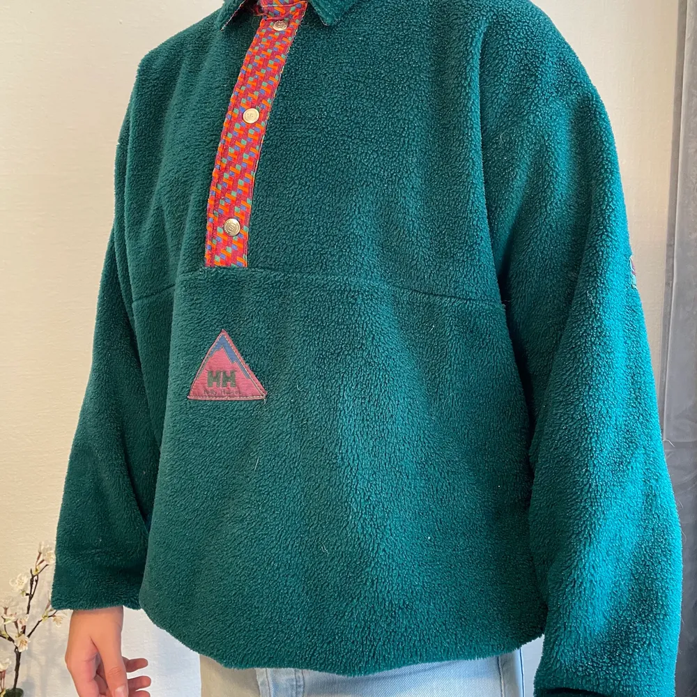 Så häftig tröja från Helly Hansen. Gammal modell så finns troligen inte att köpa. Skulle gissa på att det är en storlek L, passar mig ändå om man vill ha oversize 👍🏽 (köp direkt för 400kr) . Tröjor & Koftor.